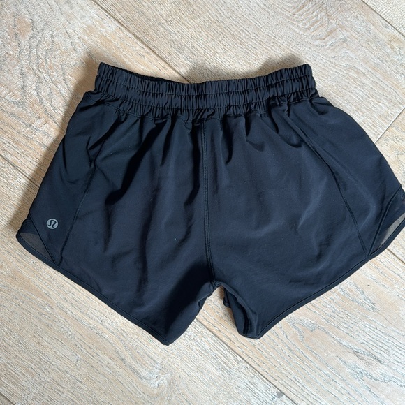 EUC Lululemon hotty hot 4” shorts, low rise, side zipper pocket & liner size 4 - Picture 2 of 3